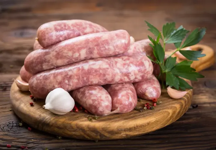 Kiełbasa ile kalorii? Zaskakujące różnice w kaloryczności!