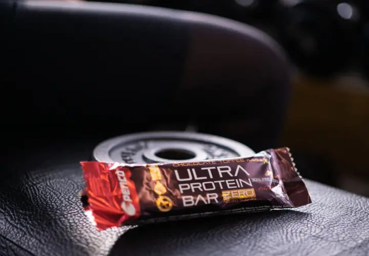 Baton proteinowy przed czy po treningu – co lepsze dla mięśni?