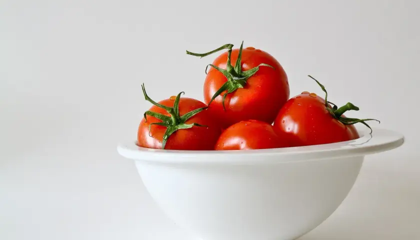 Ile kalorii ma 100 g pomidora? Poznaj ich niskokaloryczne właściwości
