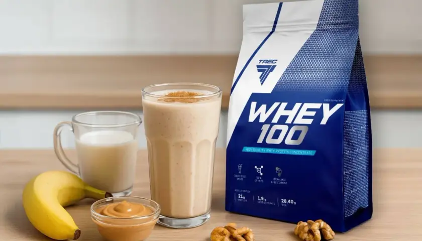 Torba z odżywką białkową WHEY 100, koktajl proteinowy, mleko, masło orzechowe i banan.