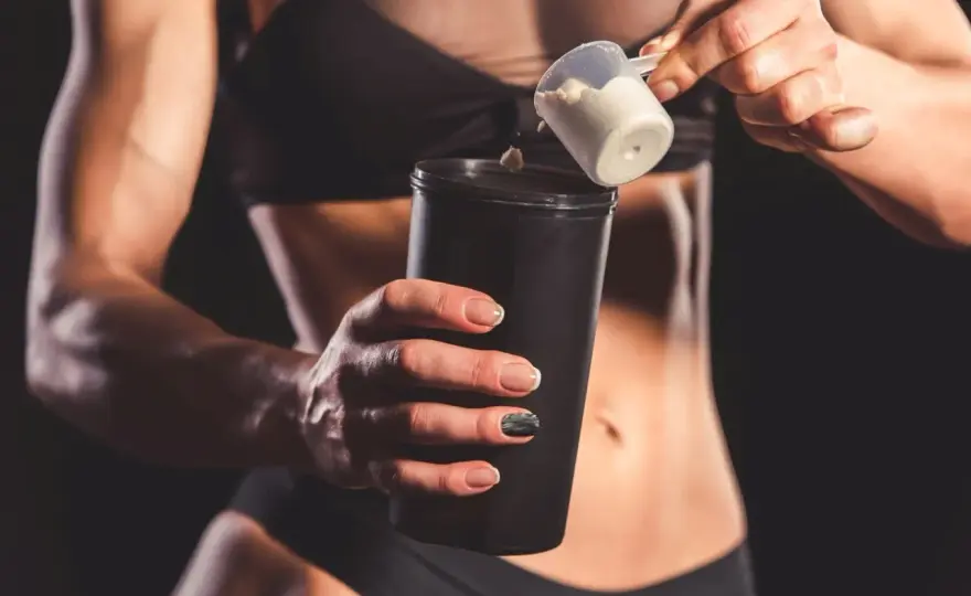 Kiedy pić shake proteinowy, aby maksymalnie wspierać treningi?