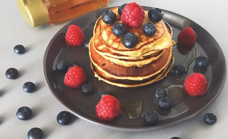 Jak zrobić proteinowe pancakes, które zachwycą smakiem i zdrowiem