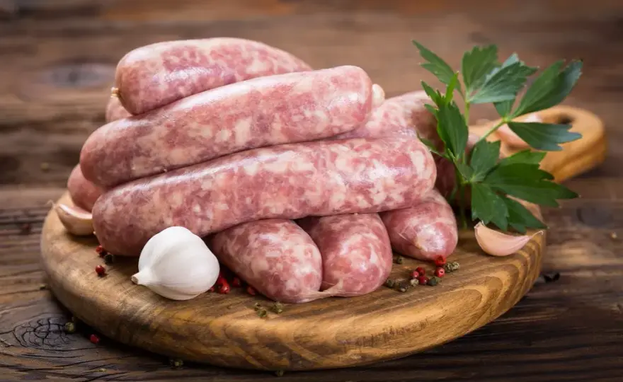 Kiełbasa ile kalorii? Zaskakujące różnice w kaloryczności!