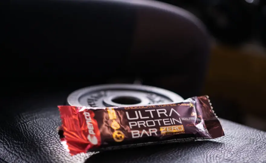 Baton proteinowy przed czy po treningu – co lepsze dla mięśni?