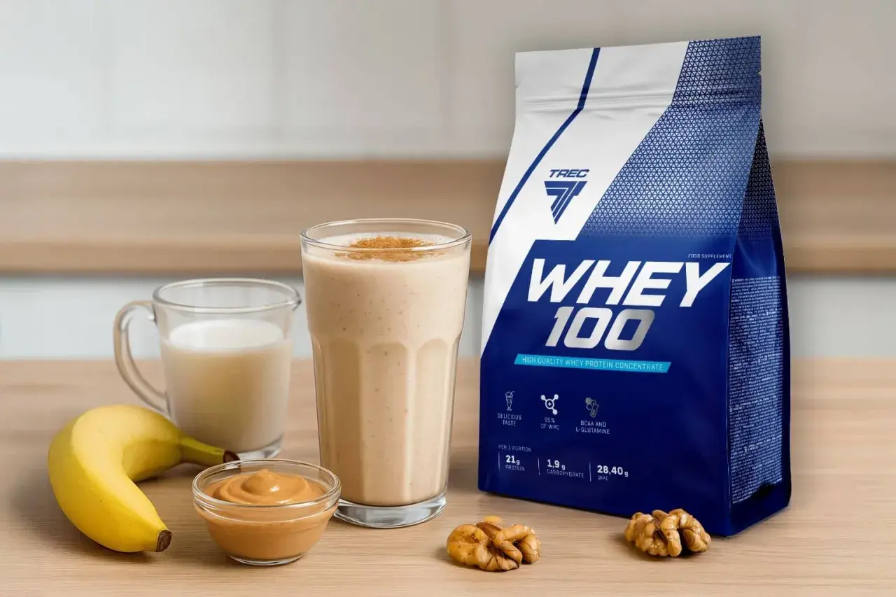 Torba z odżywką białkową WHEY 100, koktajl proteinowy, mleko, masło orzechowe i banan.